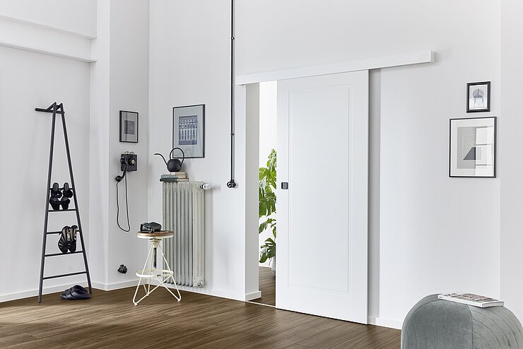 Weiße Schiebetür in einer Loft Wohnung