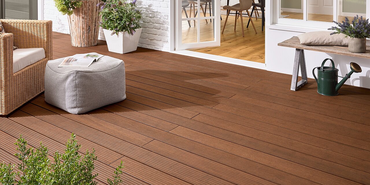 gemütliche Terrasse mit dunklem Terrassenboden