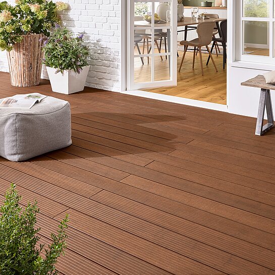 gemütliche Terrasse mit dunklem Terrassenboden