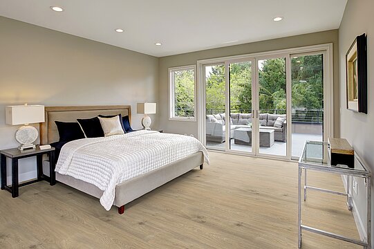 modernes Schlafzimmer mit Blick ins Grüne