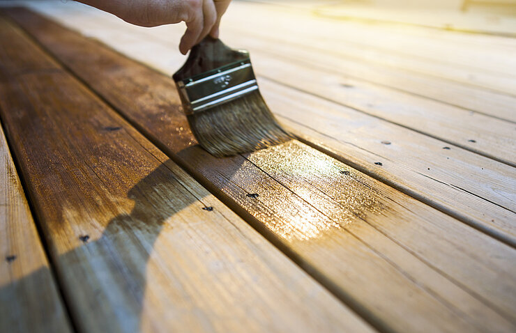 Holzöl auf natürlichen Terrassendielen