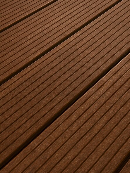 Nahaufnahme Rillen einer Terrassendiele