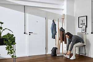 Schöner Flur im industriellen Stil mit weißer Wohnungseingangstür