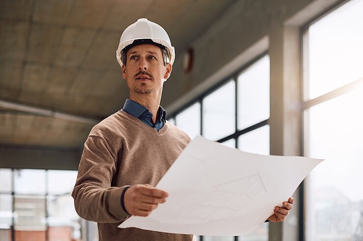 Bild eines Architektens auf einer Baustelle