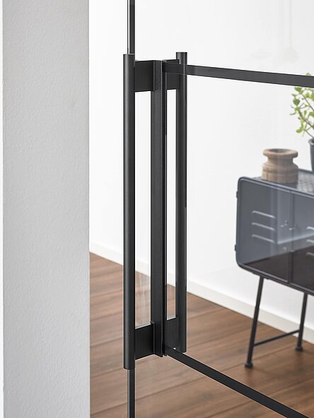 Türgriff im Loft-Stil an einer Glasschiebetür