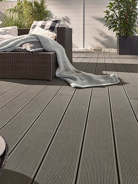 Graue moderne Terrasse