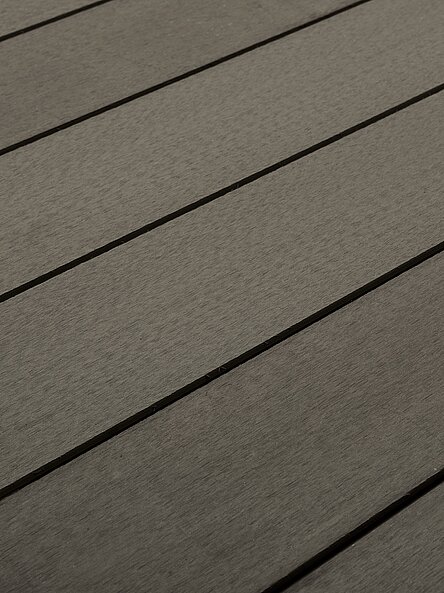Dateilaufnahme glatte graue Terrassendielen 