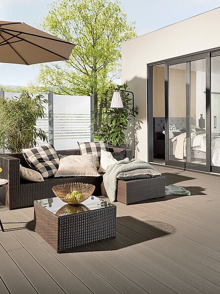 Moderne Terrasse mit Blick auf Küche