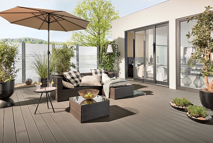 Moderne Terrasse mit Blick auf Küche