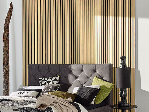 modernes Schlafzimmer mit Akustikpaneelen als Eyecatcher