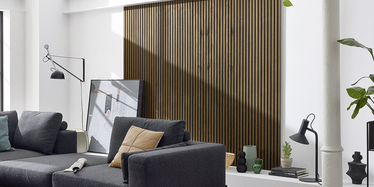 braune Akustikopaneele in einem Loft Wohnzimmer