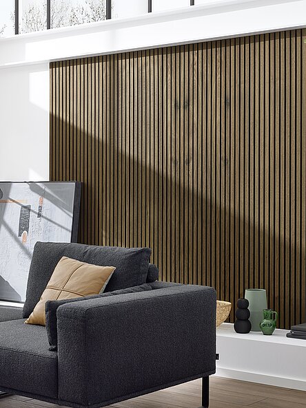 braune Akustikopaneele in einem Loft Wohnzimmer