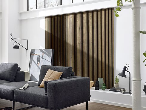 braune Akustikopaneele in einem Loft Wohnzimmer