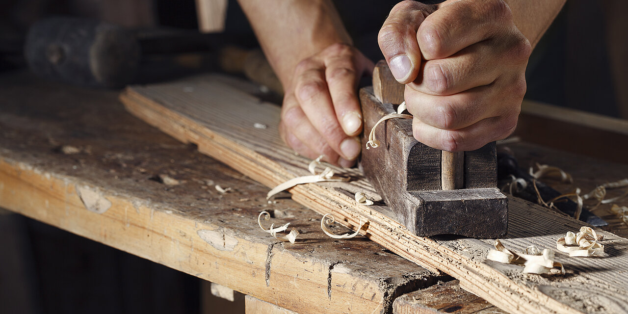 Handwerker, der Holz hobelt