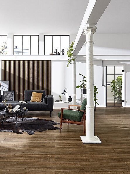 Loft Wohnung mit dunklen Akustikpaneelen als Dekoration
