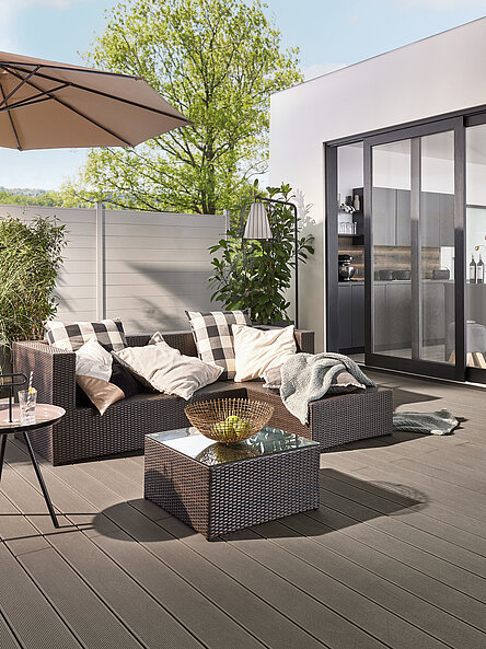 Grauer Aluminium Sichtschutzzaun auf moderner Terrasse