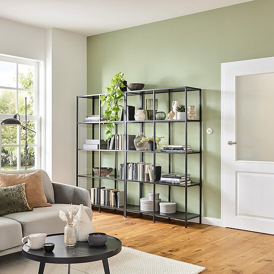 Tür mit Glasausschnitt in einem Landhauswohnzimmer