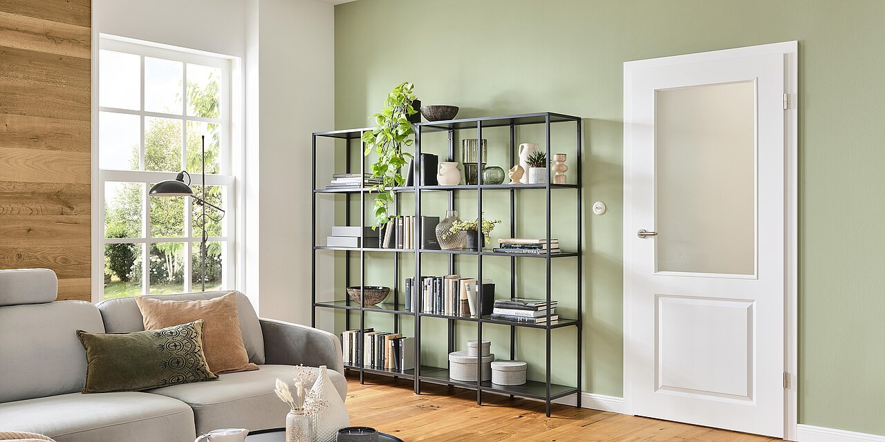 Tür mit Glasausschnitt in einem Landhauswohnzimmer