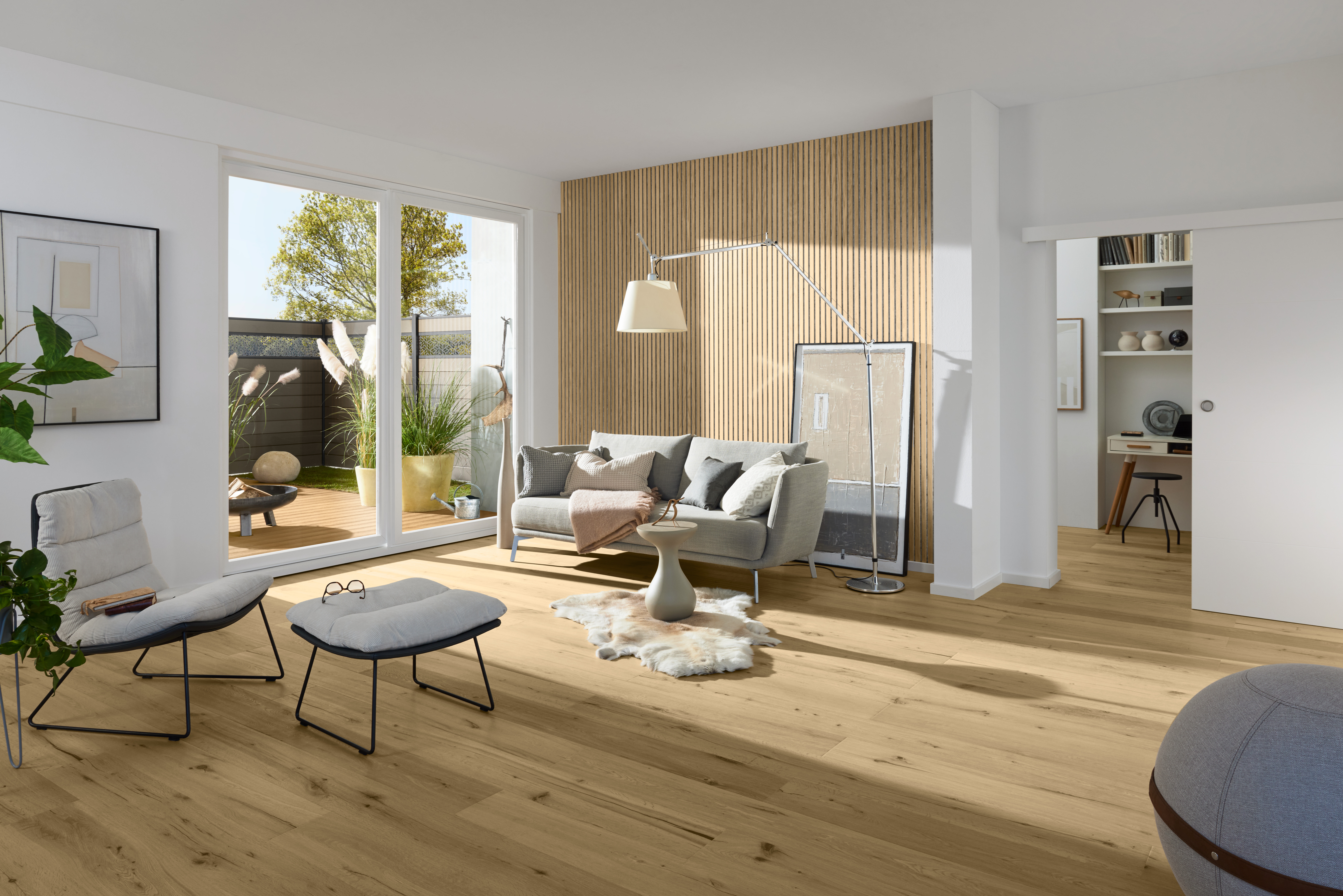 Skandi Wohnzimmer mit HQ Boden und Wandverkleidung