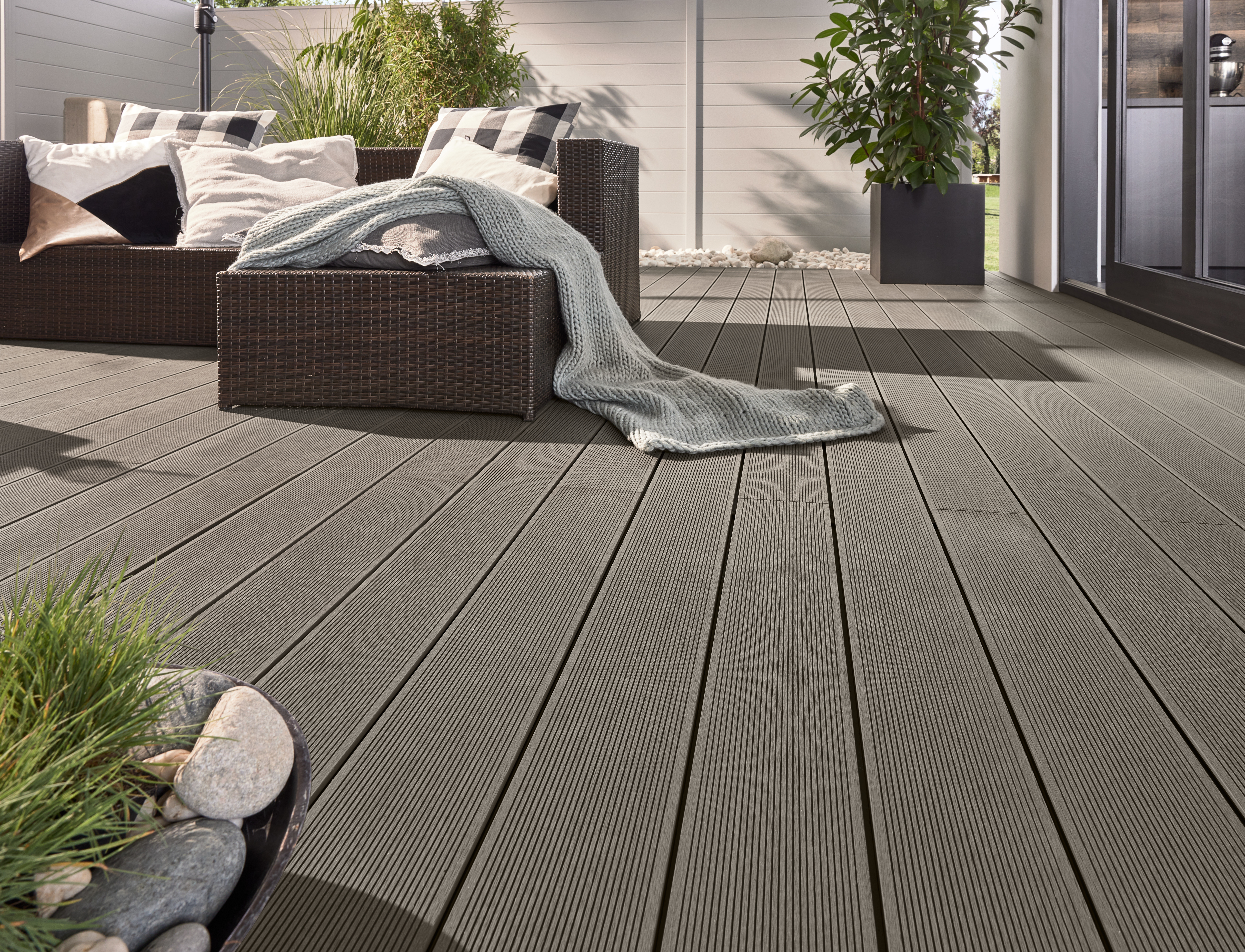 Graue moderne Terrasse mit einer WPC Diele, die im Fokus steht.