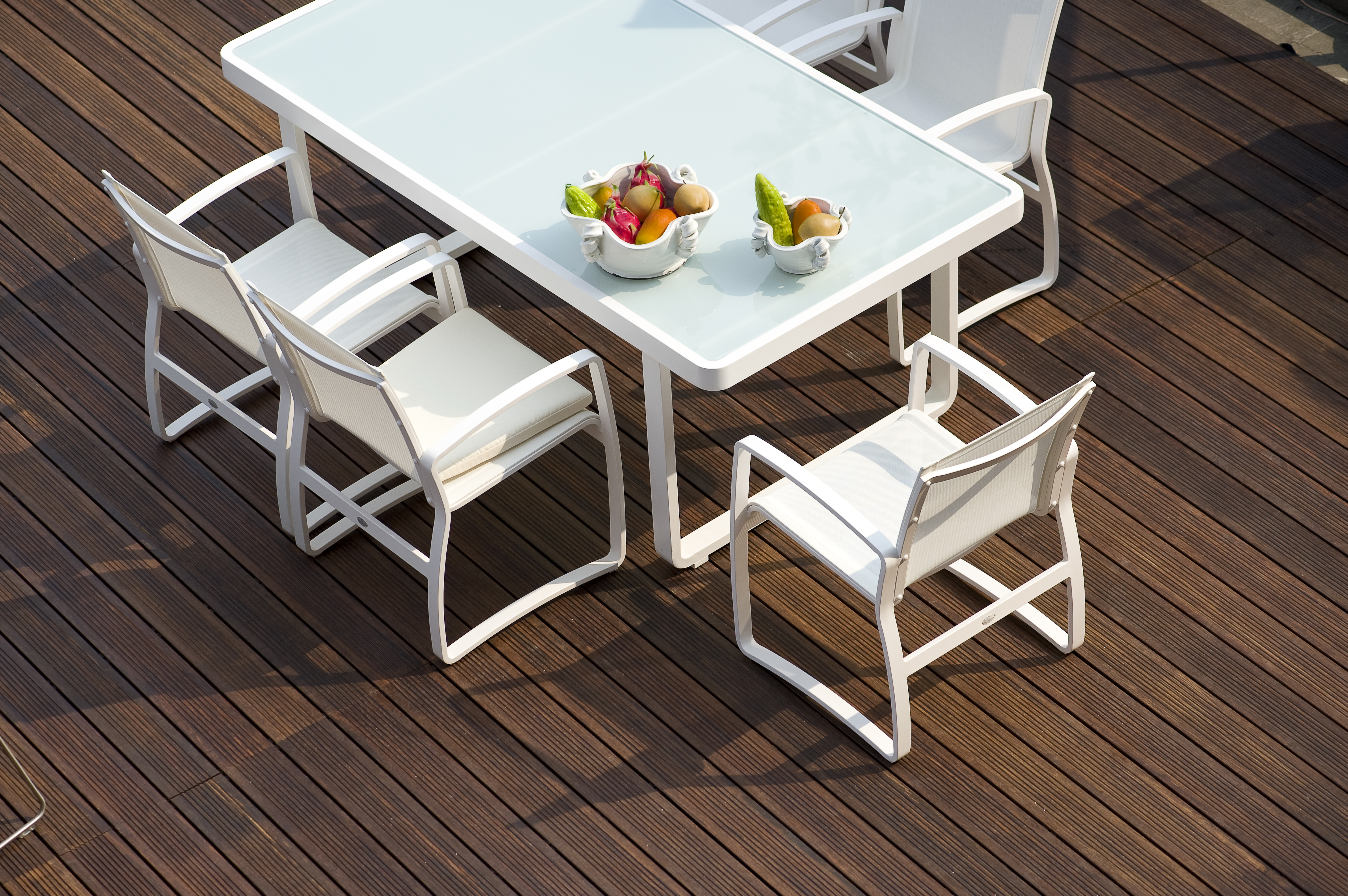 moderne Terrasse aus Bambus mit weißen Möbeln