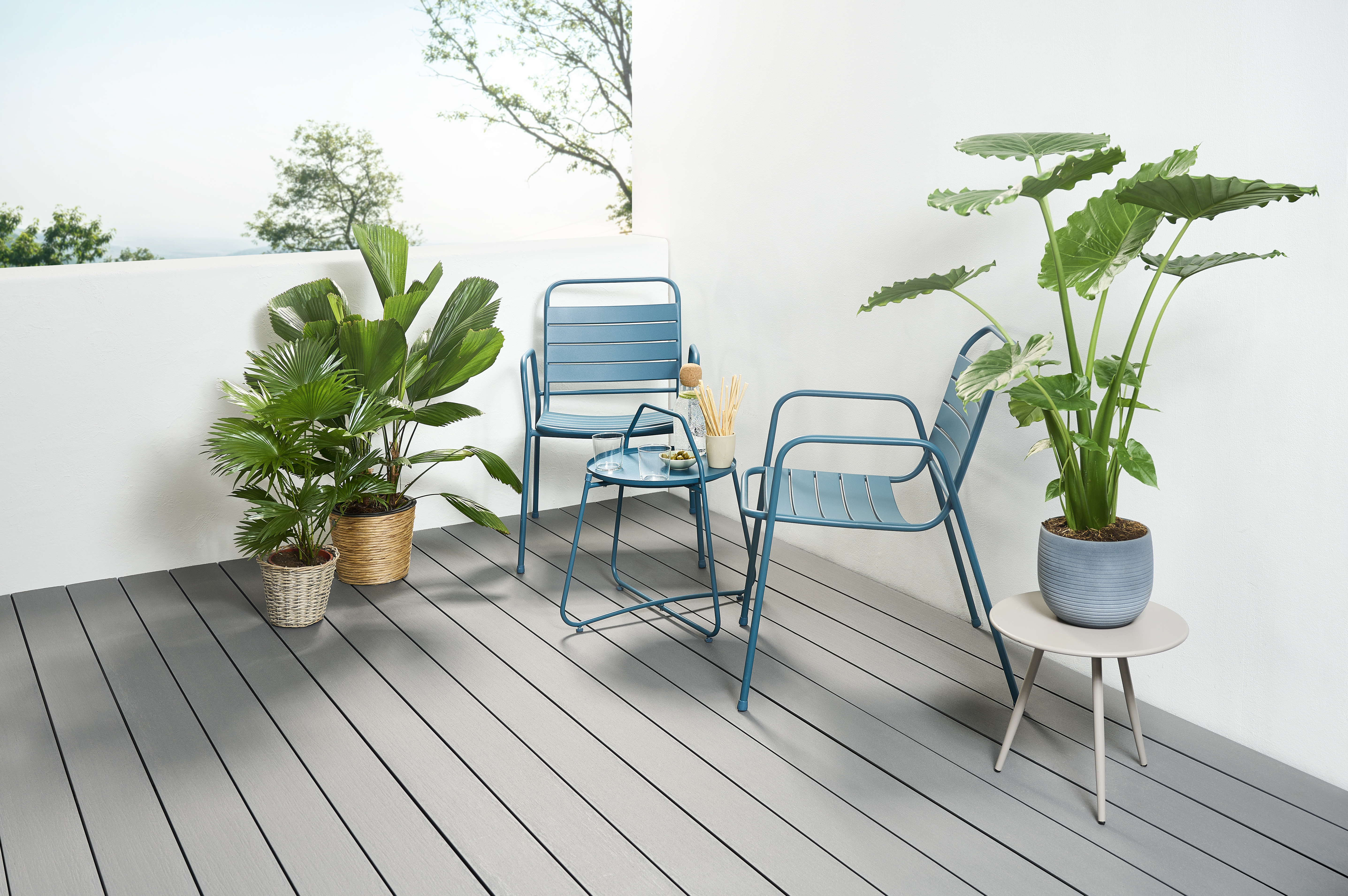 hellgraue Terrasse am hellen Tage