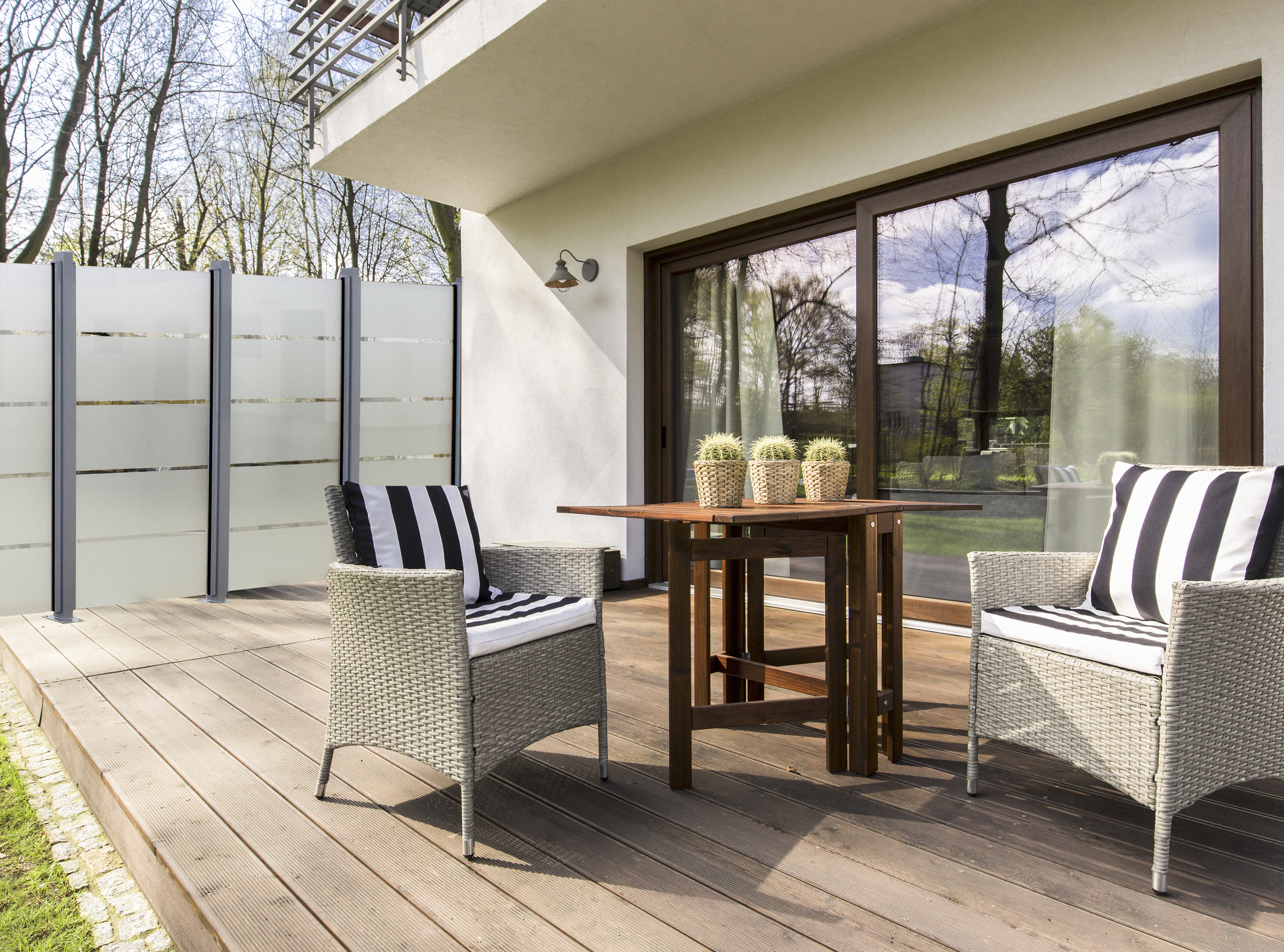 Helle Holz Terrasse mit modernem Glaszaun