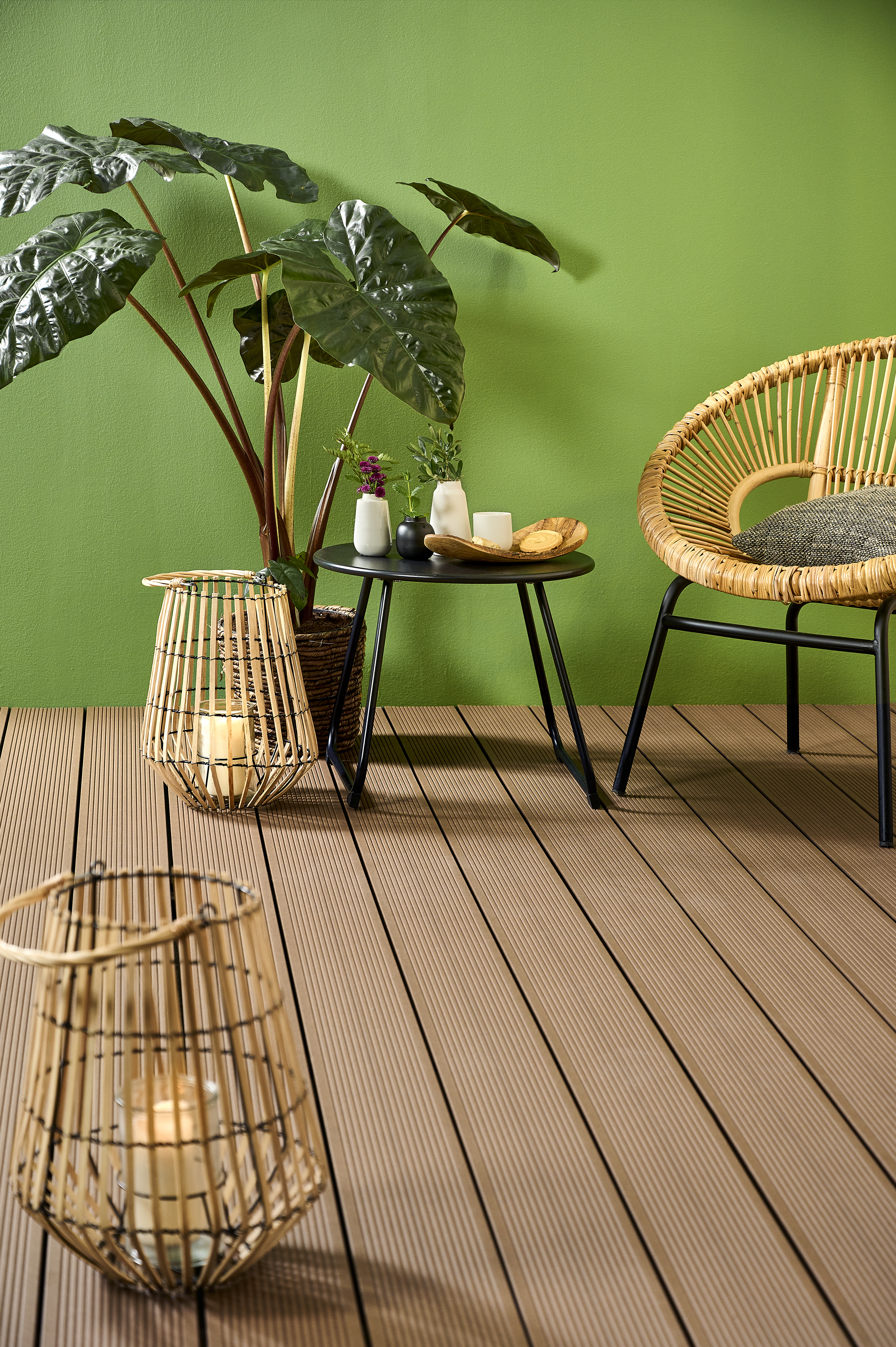 WPC braune Terrasse mit Pflanzen