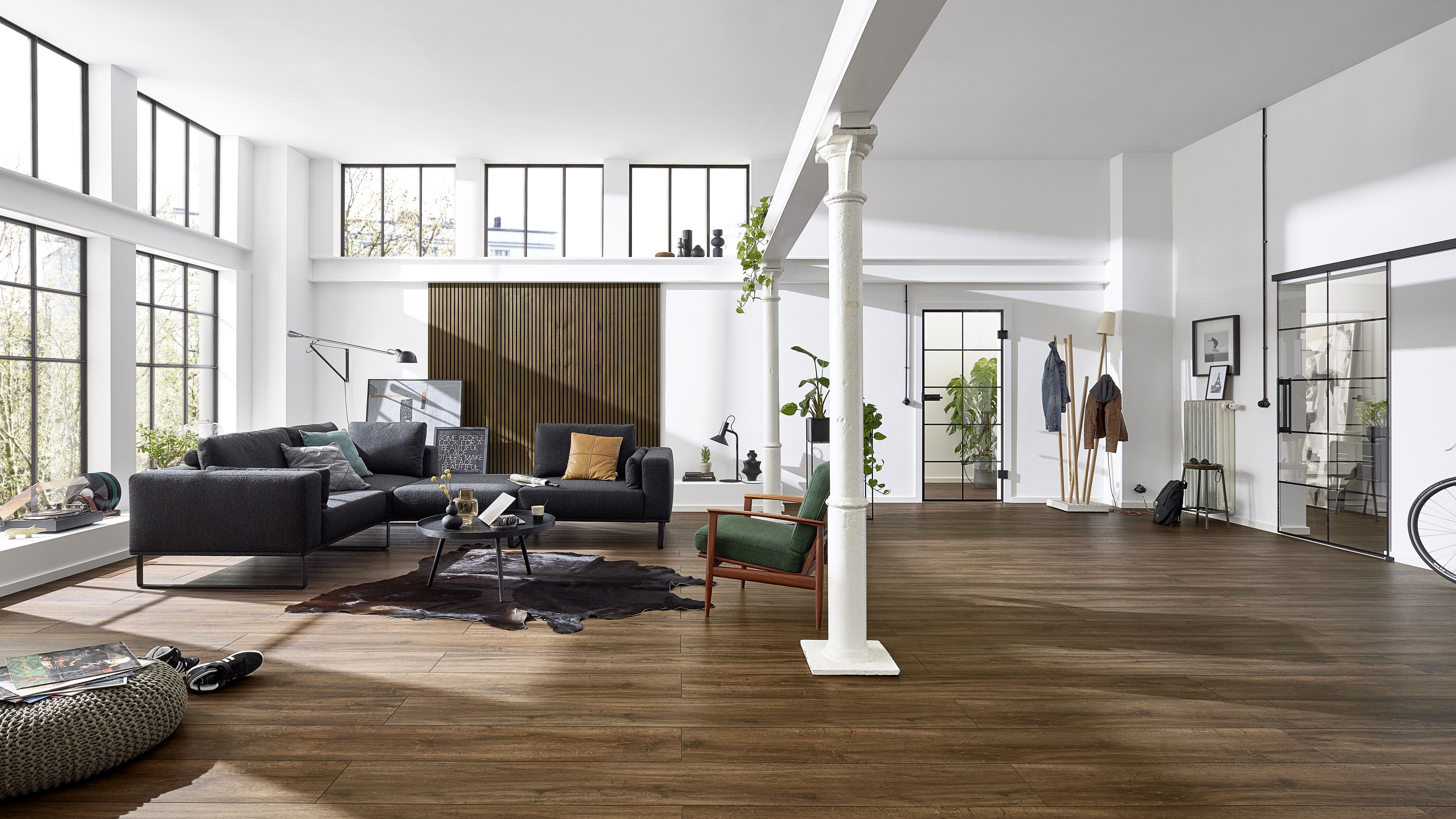 Loft Wohnung mit dunklen Akustikpaneelen als Dekoration