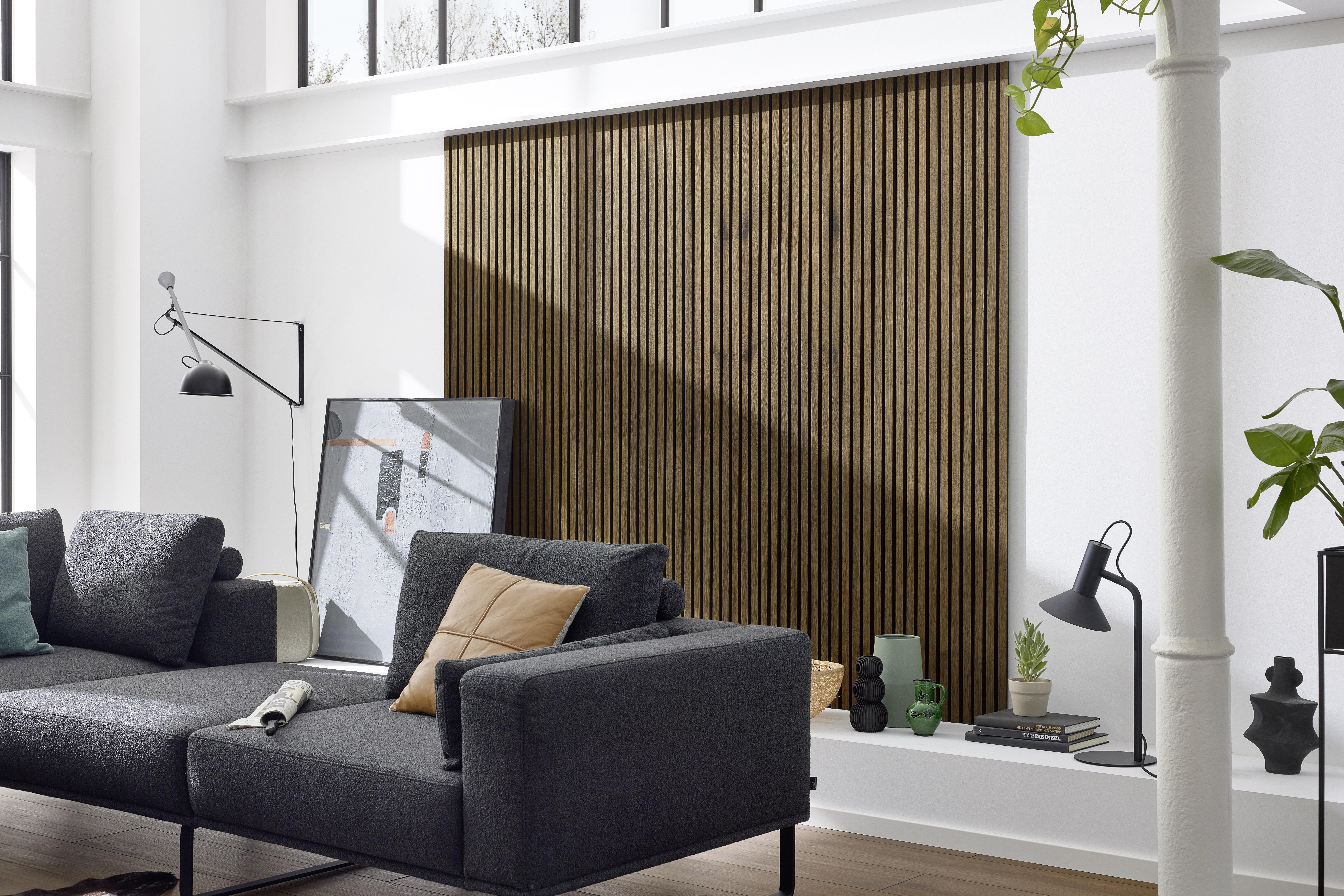braune Akustikopaneele in einem Loft Wohnzimmer