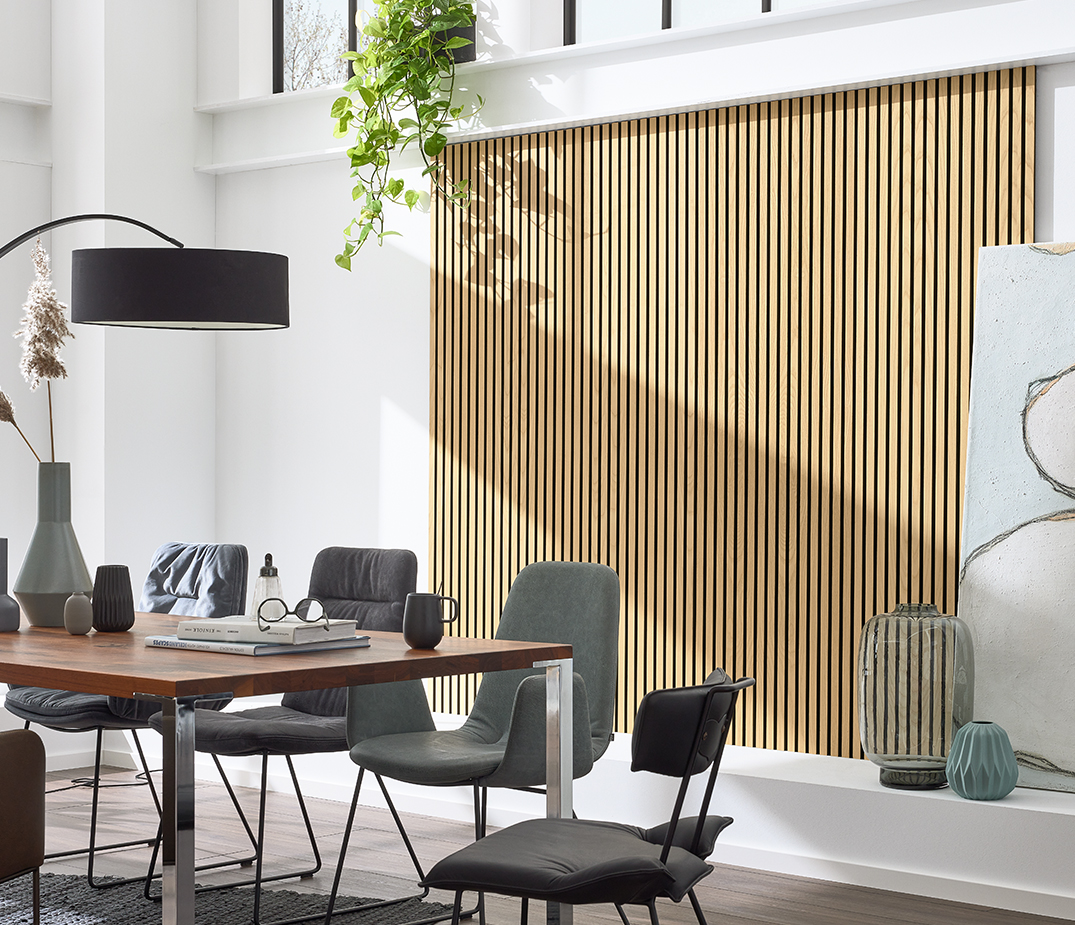 Esszimmer im industriellen modernen Stil mit markanten Akustikpaneelen an der Wand